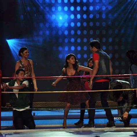 Priyanka Chopra poses with contestants as she visited the sets of ...