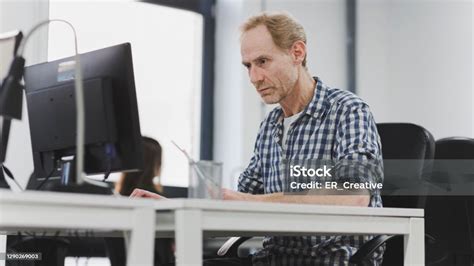 Man Using Computer in Office 的图像结果