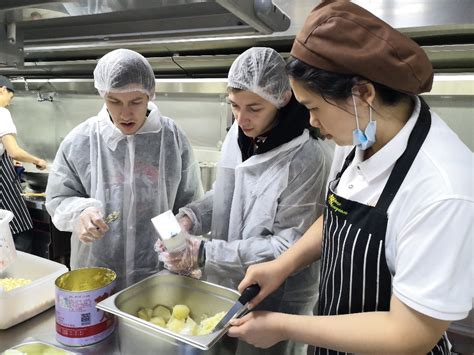 俄罗斯留学生走进后厨 与中国大厨“切磋厨艺”-深圳北理莫斯科大学