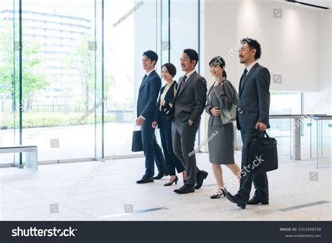 Group of Business People Walking 的图像结果