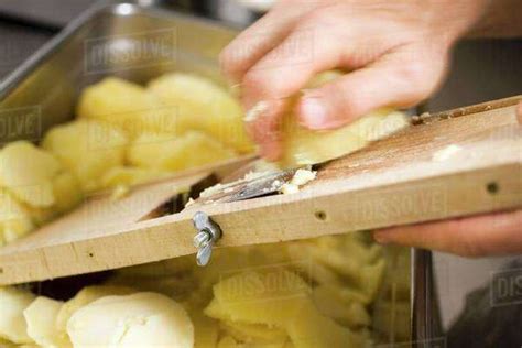 Slicing Potatoes Using a Food Processor 的图像结果