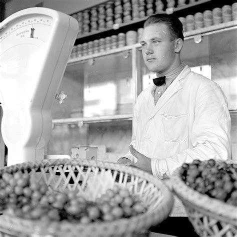 Grocery store clerk, 1934, Sweden. - du gamla