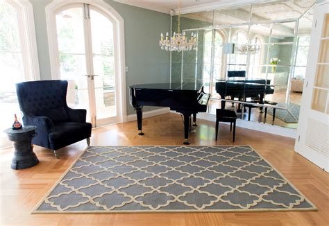 How To Place Area Rugs On Hardwood Floors | Storables