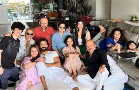 Saba Azad gets snapped chilling with Hrithik Roshan's sons and parents ...