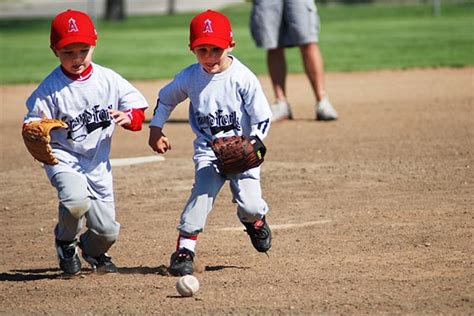 Kids Playing Baseball 的图像结果