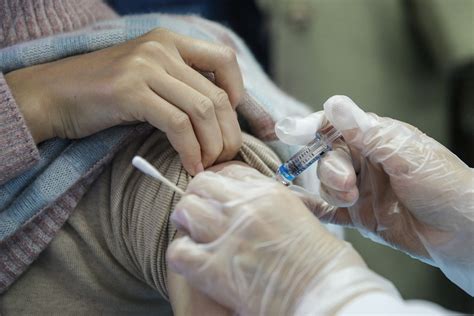今年秋冬季流感可能高发！哪些人群应优先接种流感疫苗？_活疫苗_托幼机构_人员