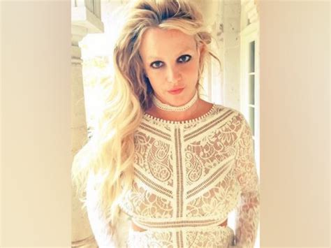 Britney Spears shows off Xmas tree, urges fans not to be bullies, be ...