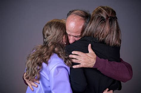 ¿Cuánto debe durar un abrazo? Así es como este gesto puede alargar tu ...