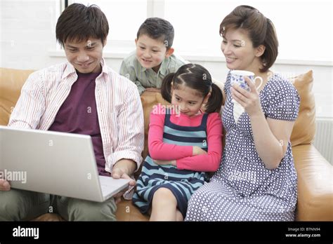 Family with Computer 的图像结果