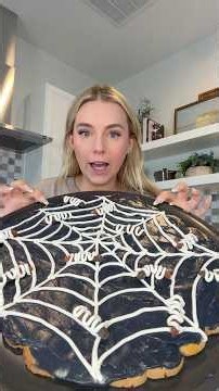 “It’s crunchy” 🫣🥸🍪 #DIY #baking making another Halloween spider web pizza cookie