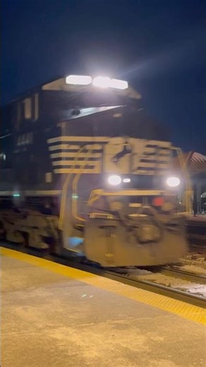 BNSF H-NTWBRC heads past Naperville