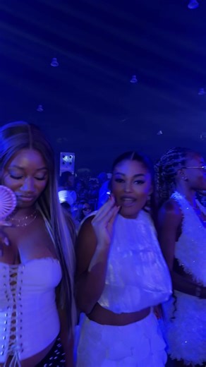 Easily the BEST concert I’ve ever attended in Ghana The organization? 10/10 The lineup? Insane The energy? Unmatched No unnecessary delays, every artist came correct, and we actually had the strength to vibe from start to finish @Sarkodie , please don’t take Rapperholic to the stadium 😭 This close, personal connection is the magic What a CONCERT. What an EXPERIENCE. 🐐 #amaburland