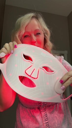 Glow anytime, anywhere! 🌟 The INIA GLOW Wireless LED Face Mask brings professional red light therapy straight to your home (or even on the go!). Rechargeable and portable, it’s perfect for reducing fine lines, improving skin texture, and giving your face that radiant, youthful glow. Why it’s a must-have: ✔️ Red light therapy for anti-aging & skin rejuvenation ✔️ Wireless & rechargeable – use anywhere ✔️ Safe for home or travel ✔️ Comes with a 2-year warranty for peace of mind Self-care meets te