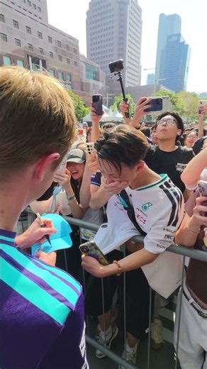Orchard Road LOVES Fred 💜 Thank you for all the energy Singapore 🙏🇸🇬 #mercedesf1 #fredvesti #f1
