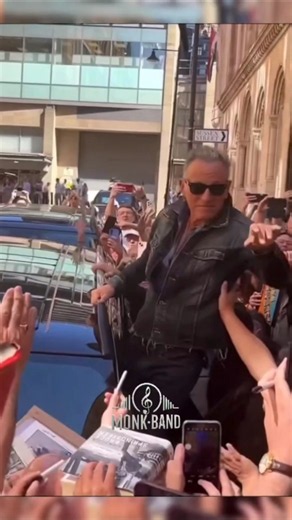 Bruce Springsteen climbs onto the car #brucespringsteen #springsteen #80s #monkband