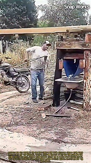 전통 목재 롤러와 오토바이 구동축을 결합한 사탕수수 압착 착즙 공정 #worker #process #harvesting #farmmachinery #craftsmanship