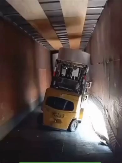 This is WHY Trailer Inspections Matter – Rotten Trailer Wall Fails & Nearly Collapses During Forklift Unloading🤯 @safetyfails_1 - Let’s Increase Workplace Safety #accident #accidents #construção #safetyfirst #maintenace #warehouse #delivery #forklift #truckdriver