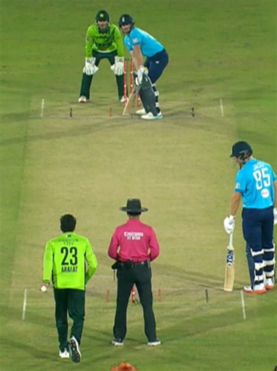 Incredible bowling by Arafat Minhas 👏 Cox struggles to read the variation and is outwitted 🏏 #PAKvENG | #BackTheBoysInGreen | #CricketKaJashan | MZS1K
