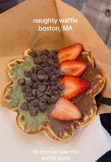🧇naughty waffle in quincy market, boston MA so yum the dubai chocolate strawberry waffle haha #waffles #naughtywaffle #dubaichocolatestrawberries #quincymarket #bostoneats