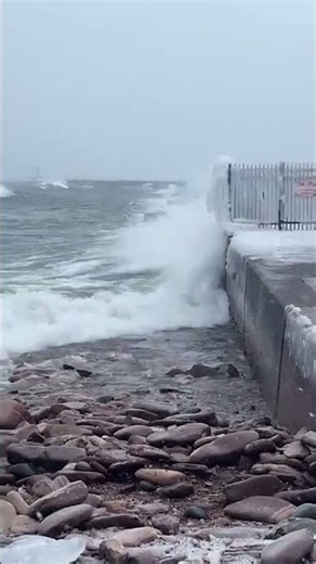 Winter storm makes waves on Great Lakes