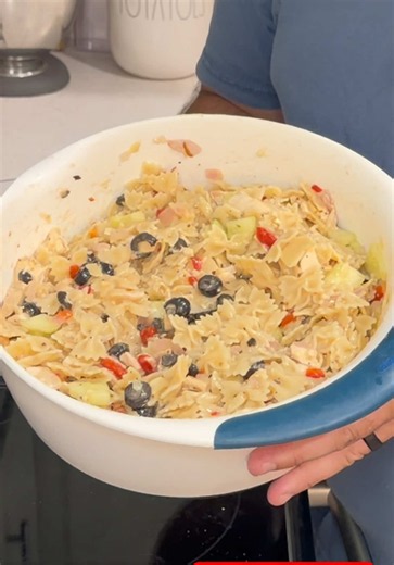 A quick pasta salad recipe that I can’t get enough of! #easyrecipe #pasta #cookwithme #foodie