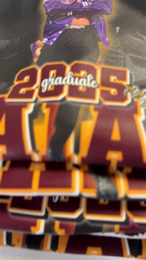 Caps & gowns cool… but the tee? That’s where the REAL personality shows 🎓🔥 Custom graduation tees that scream “I did that!” — bold, personalized, and made to stand out in every pic 📸✨ From senior quotes to drip-worthy designs, we’re turning your grad into the main character 💅🏽 Don’t wait ‘til the last minute… your graduate deserves more than basic 👀 🎓 Now booking custom graduation tees full grad packages (tees, tumblers, stoles & more!) #GraduationSeason #ClassOf2026 #CustomTees #GradStyl