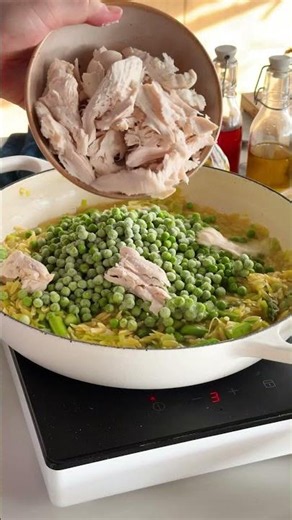 When dinner needs to be fast but still taste amazing – make this lemon orzo chicken