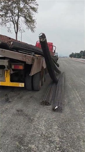 Unloading steel bars with a side tilting truck
