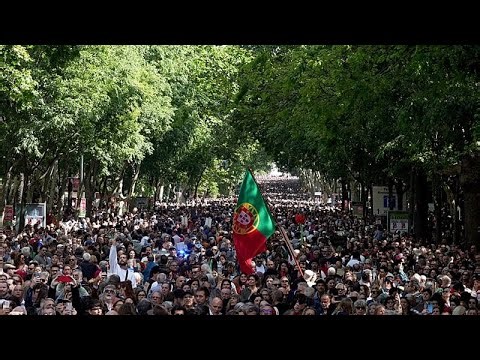 Πορτογαλία: 48 χρόνια από την πτώση της δικτατορίας και η ανησυχία για το «ξεθώριασμα» της μνήμης