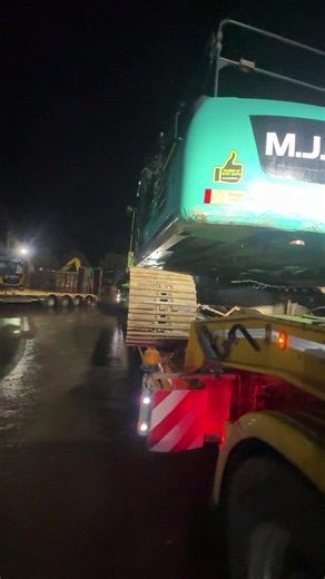 Cat3 86ton 3.6meters wide running down to Brideport tomorrow morning 🤙🤙 #fyp #heavy #wide #abnormal #trucker