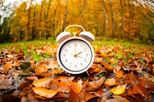 When do the time change? Are the clocks still falling back this year?