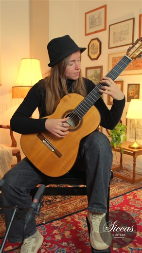 A true piece of guitar history. This is the José Luis Romanillos 1983 “La Casada” 🎸 An instrument built by one of the most influential Spanish luthiers of the 20th century, celebrated for that pure, balanced “Spanish sound” and often remembered as the Stradivarius of the guitar. Romanillos’ legacy lives on through guitars like this, crafted with timeless artistry, and made to inspire generations of players. 👉 Comment “NEW” for a direct link to this guitar! 🎶 Karlijn Langendijk plays Evocación