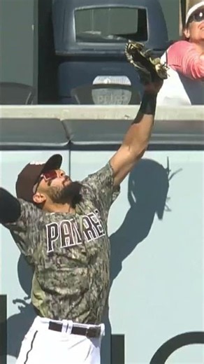 Fernando Tatis Jr. is no stranger to incredible home run robberies 😮