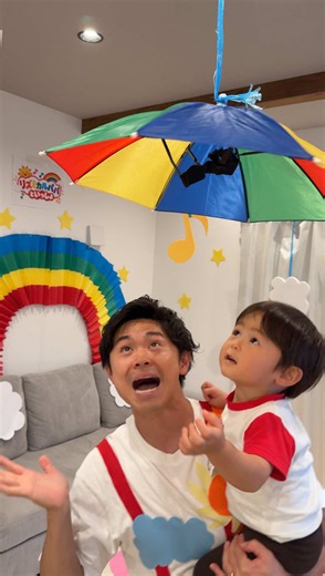最近「おかあさんといっしょ」に夢中なミニカル👶🏻🌈 中でも「にじのむこうに」が大好きなので、喜んでもらいたくて歌のおにいさんになってみました🎤😂 衣装も飾り付けも、全部ママの手作り🥹✨ ミニカルを楽しませるつもりが、気づけばパパもママも全力で楽しんでました😂🌈 これからもミニカルの「大好き」に、全力で付き合っていこうと思います☺️ みなさんのお子さんは、どんな歌が好きですか？🎵 ミニカルにもいろんな歌を歌ってあげたいので、おすすめの歌があればぜひ教えてください！👶🏻✨ #赤ちゃんのいる生活 #育児 #子育て #成長記録 #2歳