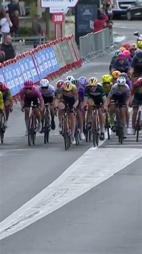 Shari Bossuyt takes the biggest win of her career! 🤯 The Belgian dominated the sprint on Stage 2.