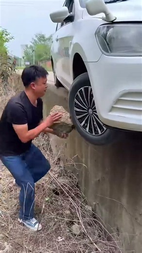 A Car's Front Wheel Fell Into A Large Ditch, But A Single Rock Fixed It #automobile #drivingreview