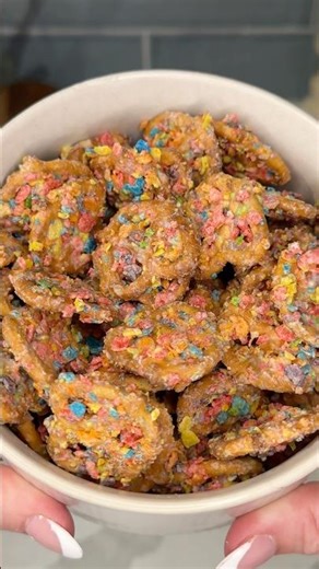 viral fruity pebbles pretzels recipe 🥨🩷 #shorts #recipe #cereal #dessert #easydessert #food #viral