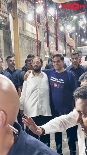 Akash Ambani POSES with brother Anant Ambani outside Babulnath temple #shorts #anantambani