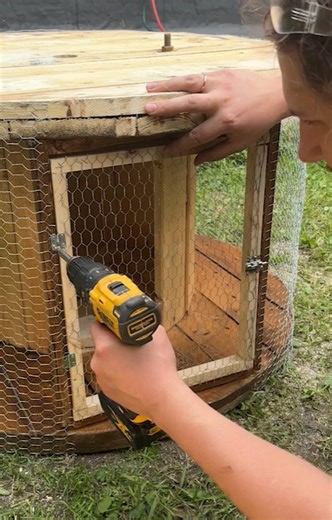 Diy chicken coop from wooden reels 🪵🐓 | 5-Minute Crafts Play