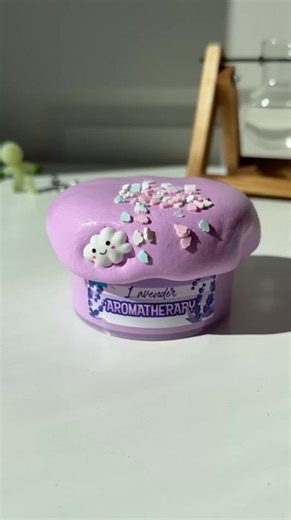 Lavender Aromatherapy is a purple butter slime that comes with a cloud charm and cloud sprinkles as well as an amazing LAVENDER LEMON SCENT! 🤤 Size: 7 oz Texture: Butter Scent: Lavender Lemon