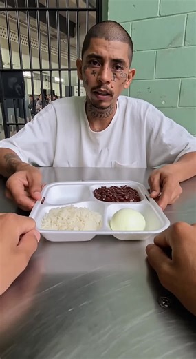 Esto dan de cena en el cecot. #cecot | inside cecot