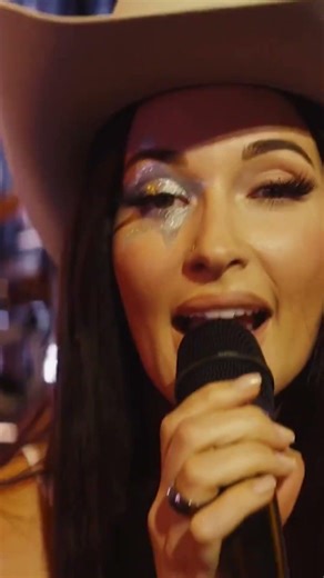 Kacey Musgraves debuted her new track ‘Uncertain, TX’ at Coachella 🏜️
