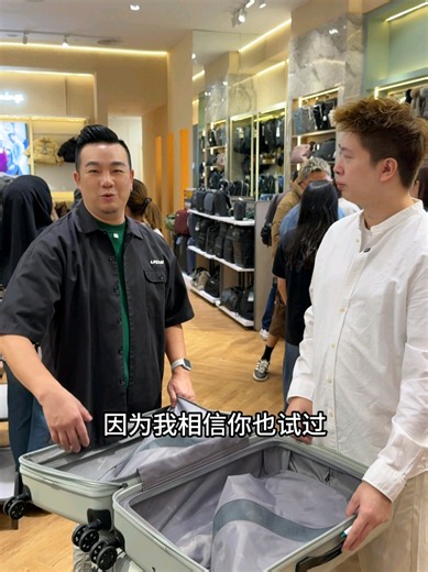 来到年底，又是大家开始清年假，加上学校假期即将来临的时候，相信很多朋友已经开始计划和家人、朋友出国旅行啦！ 出门旅行，一款好的行李箱肯定少不了！所谓好的行李箱，除了品质要好、保家强、款式特别又高档，还必须配备国际海关认可的TSA安全锁、防戳开拉链、顺滑的拉柄、推动流畅的万向轮！当然啦，这种等级的行李箱，价格肯定也是高高在上！哈哈哈哈！不过。。。等我来！哈哈哈哈！ 尤其是准备飞去冬天国家旅行的朋友，厚厚的冬装肯定少不了，行李箱的容量、耐用度和品质就更加重要！品质要高档，价格要低档！ 留意我接下来的直播！这次的优惠，我自己都觉得太夸张啦！再次提醒，超级优惠只限直播！我还敢讲一句：“谁找到同款、同规格、同条件，比我直播卖得更便宜的，差价我付！” 哈哈哈哈！ #林德荣 #jacklim #foryou #fyp #foryoupage