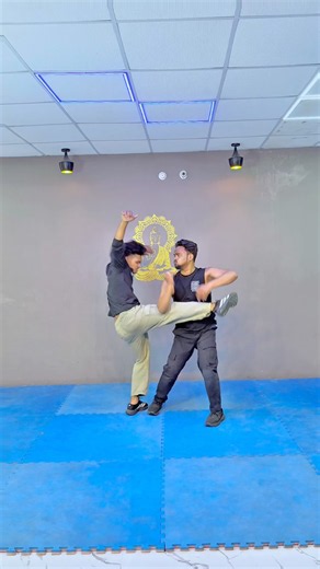 The 1-Second Elbow Strike That Stops Any Attacker 💥 🇺🇸💥 #selfdefense #shorts #viral