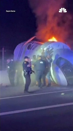 Dramatic rescue after small plane crashes on Texas highway | NBCDFW