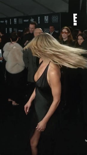 What? Like the #Glambot is hard? Ali Larter stuns at the #CriticsChoice Awards. 😍 #AwardsSeason | E! News