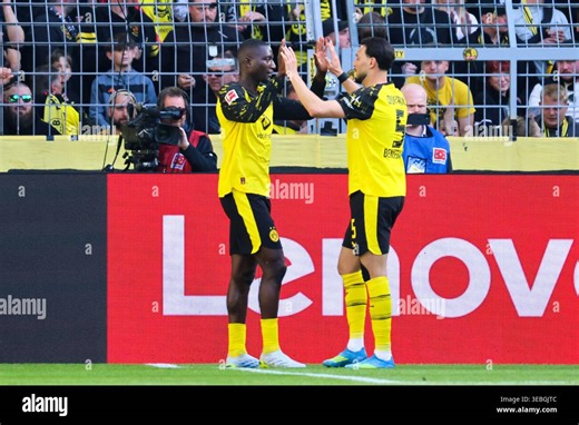 Dortmund, Deutschland: 26. April 2026 - 1. Bundesliga - 31. Spieltag - Borussia Dortmund vs. SC Freiburg Im Bild: Torschütze Serhou Guirassy (BVB) macht das Tor zum 2:0 für Dortmund und jubelt mit ramm’ Bensebaini (BVB) DFL regulations prohibit any use of photographs as image sequences and/or quasi-video. (Photo by HMB Media/Madeleine Fantini/Sipa USA Stock Photo - Alamy