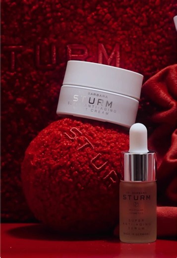 24 DAYS OF SKINCARE INNOVATIONS AND LIMITED-EDITION GIFTS 🎁✨ This year’s ADVENT CALENDAR, presented in an exclusive vanity case, features a curated edit of Dr. Barbara Sturm’s most iconic formulations and latest innovations, including: ✨ The NEW SUPER ANTI-AGING SERUM ✨ The PEPTIDE SERUM ✨ LIMITED-EDITION BODY GLOW LOTION Alongside skincare discoveries, unwrap limited-edition festive gifts including: ✨ A sleep mask 🎄 A STURM-branded bauble 🎁 Plus, each of the 24 surprises comes individually w