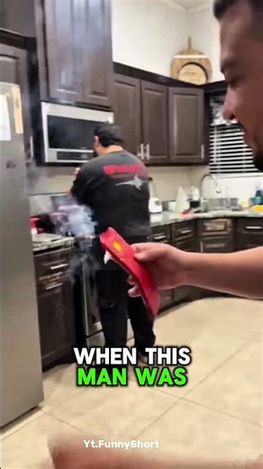 Firecracker Prank in the Kitchen: Unexpected Reaction! 😂 #shortvideo #lucu #funnyprank