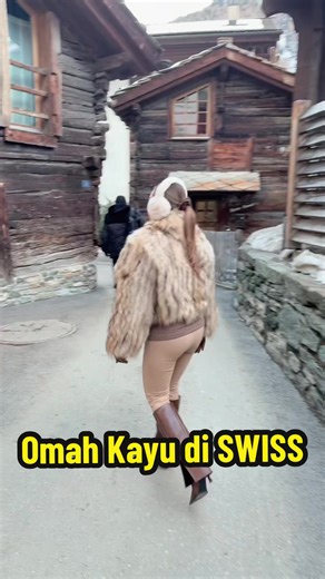 Omah kayu koyo ngene iki di bangga ke ndek Luar Negeri Luur….Jarene ART….🤣🤣 Nek dewe bangga karo omah Tembook magrong magrong… 🤣🤣